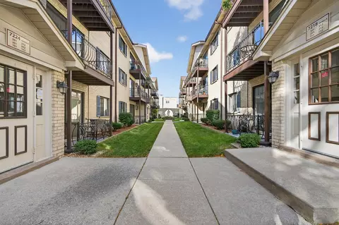 7218 W Wrightwood Ave #111, Elmwood Park, IL 60707