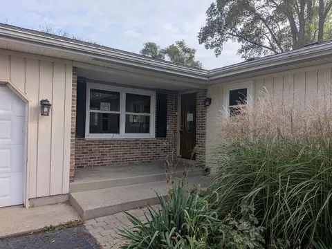 1718 W Lincoln Rd, Mchenry, IL 60051