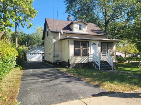 49 N Calhoun St, Aurora, IL 60505
