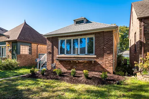 9240 S Trumbull Ave, Evergreen Park, IL 60805