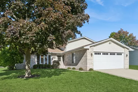 700 Country Ln N, Roselle, IL 60172
