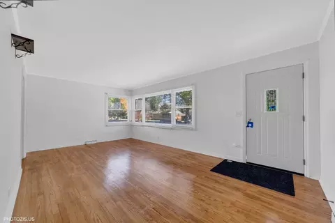 Living - 1210 Mohawk Dr, Elgin, IL 60120 photo 1 of 3