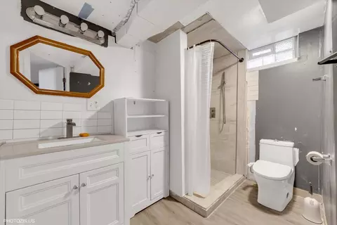 Bath - 1210 Mohawk Dr, Elgin, IL 60120 photo 2 of 2