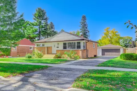 1210 Mohawk Dr, Elgin, IL 60120