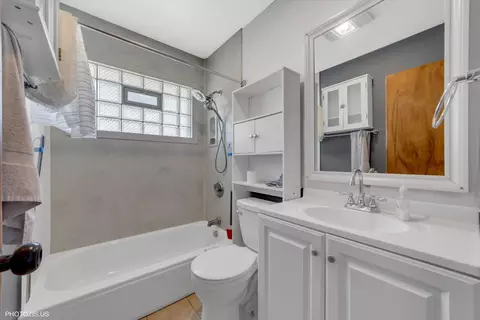 Bath - 1210 Mohawk Dr, Elgin, IL 60120 photo 1 of 2