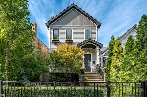 3342 N Ravenswood Ave, Chicago, IL 60657