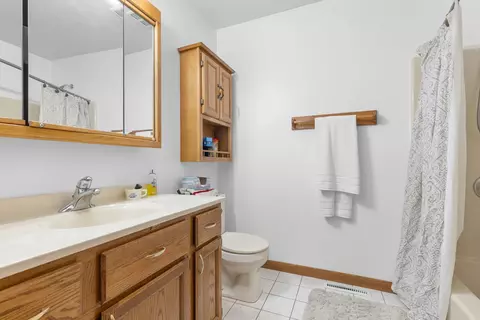 Bath - 11264 Cedarbrook Rd, Roscoe, IL 61073 photo 2 of 2