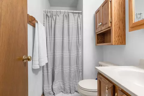 Bath - 11264 Cedarbrook Rd, Roscoe, IL 61073 photo 1 of 2