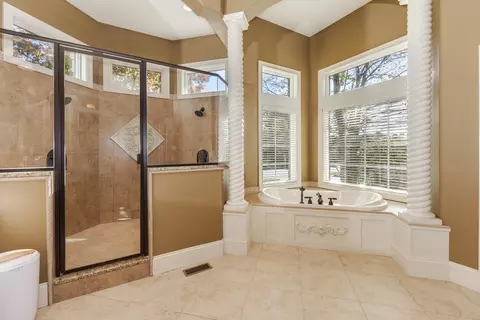 Bath - 47 Stonebrook Ct, Bloomington, IL 61704 photo 4 of 6