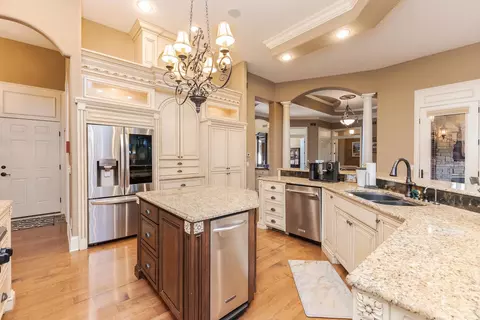 Kitchen - 47 Stonebrook Ct, Bloomington, IL 61704 photo 4 of 12
