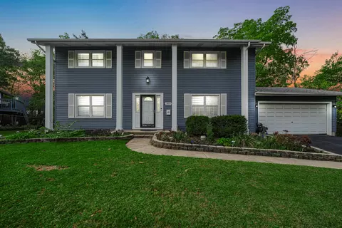4 Wolfe Ct, Woodridge, IL 60517