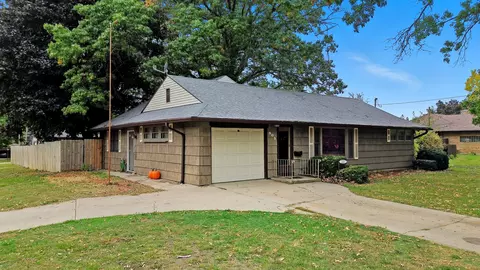 803 4th Ave, Dixon, IL 61021