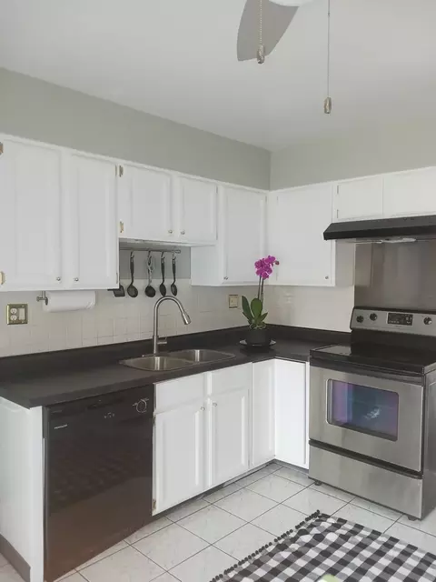 Kitchen - 9330 Hamilton Ct #E, Des Plaines, IL 60016 photo 1 of 2