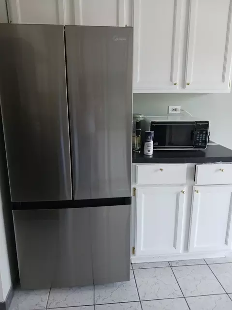 Kitchen - 9330 Hamilton Ct #E, Des Plaines, IL 60016 photo 2 of 2