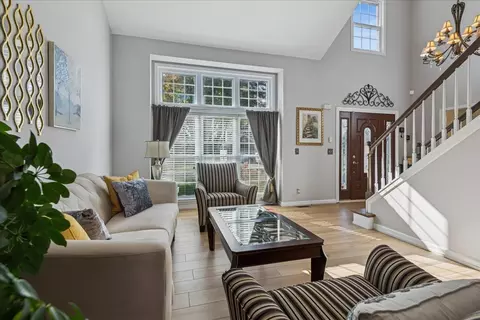 Entry Way - 1529 Longmeadow Ln, Bartlett, IL 60103 photo 3 of 4