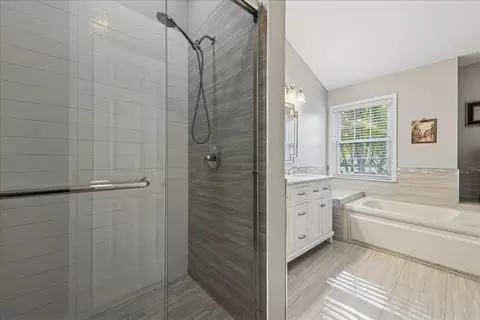 Bath - 1529 Longmeadow Ln, Bartlett, IL 60103 photo 4 of 5