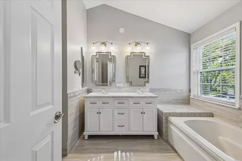 Bath - 1529 Longmeadow Ln, Bartlett, IL 60103 photo 2 of 5