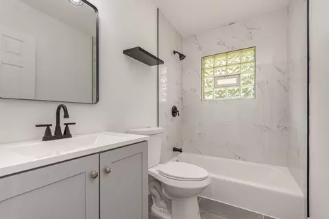 Bath - 16632 Sawyer Ave, Markham, IL 60428 photo 1 of 2