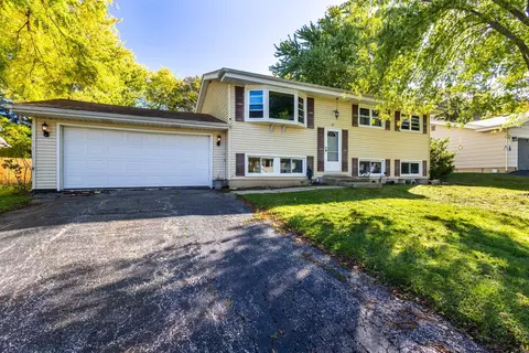 67 Rose Tree Ln, Lindenhurst, IL 60046