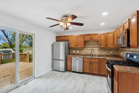Kitchen - 18 Greenview Rd, Oakwood Hills, IL 60013 photo 1 of 2