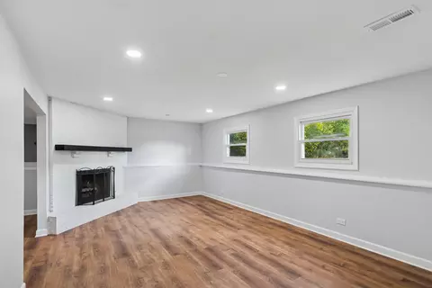 Living - 18 Greenview Rd, Oakwood Hills, IL 60013 photo 4 of 5