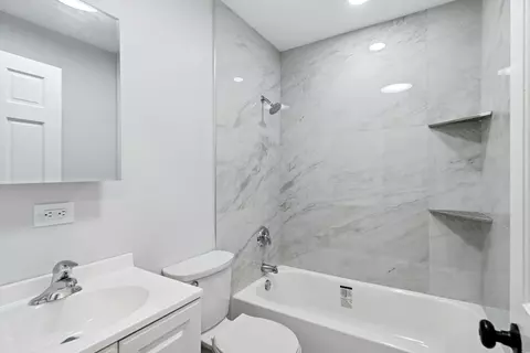 Bath - 18 Greenview Rd, Oakwood Hills, IL 60013 photo 2 of 3