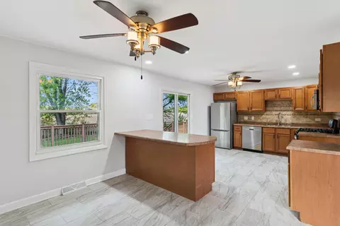 Kitchen - 18 Greenview Rd, Oakwood Hills, IL 60013 photo 2 of 2