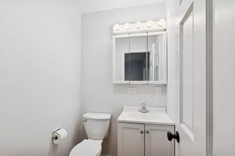 Bath - 18 Greenview Rd, Oakwood Hills, IL 60013 photo 1 of 3