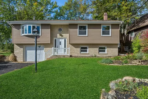 18 Greenview Rd, Oakwood Hills, IL 60013