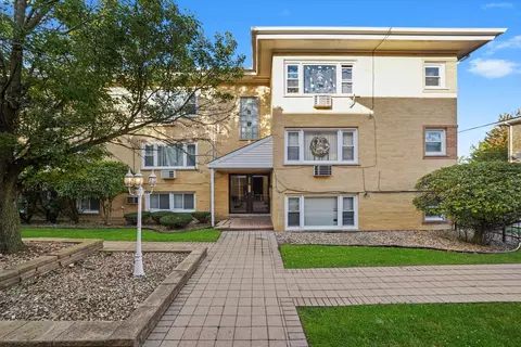 6634 W 95th St #1D, Oak Lawn, IL 60453