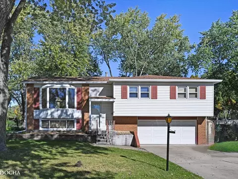 2712 Mohawk Ave, Woodridge, IL 60517