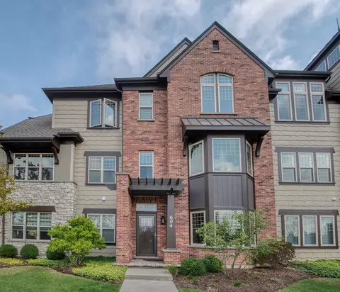 694 Parkside Ct, Libertyville, IL 60048