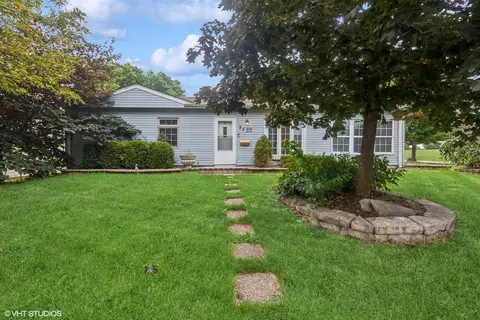 27 Ridge Cir, Streamwood, IL 60107