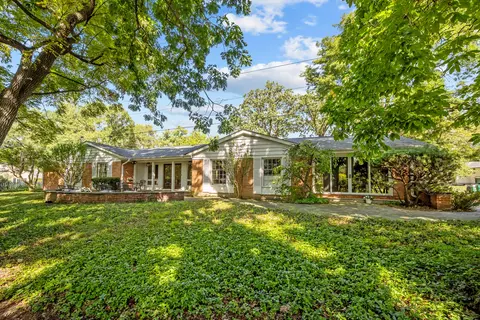 236 Bristol St, Northfield, IL 60093