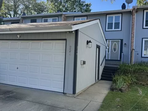 224 Oakwood Ln, Bloomingdale, IL 60108