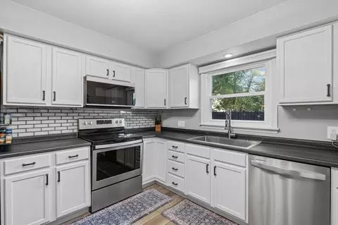 Kitchen - 2007 Rebecca Dr, Champaign, IL 61821 photo 3 of 4