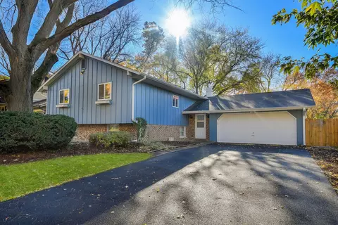 1008 Brentwood Pl, Geneva, IL 60134