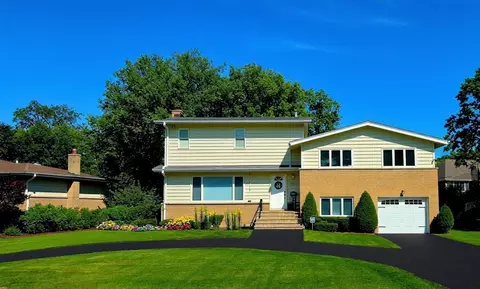 517 Appletree Ln, Deerfield, IL 60015