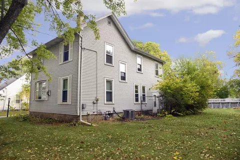 Exterior - 1050 State St, Ottawa, IL 61350 photo 3 of 6