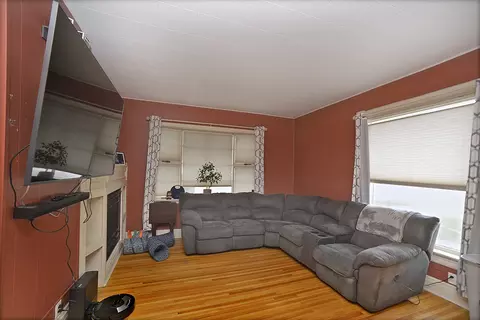 Living - 1050 State St, Ottawa, IL 61350 photo 1 of 2