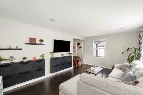 Living - 4101 Owl Dr, Rolling Meadows, IL 60008 photo 1 of 2
