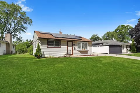 Exterior - 4101 Owl Dr, Rolling Meadows, IL 60008 photo 2 of 8
