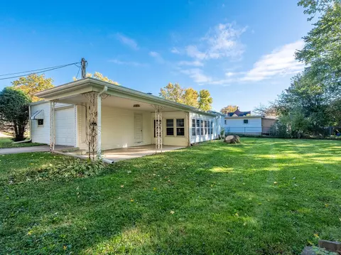 Exterior - 653 Dixon Ave, Elgin, IL 60120 photo 3 of 5