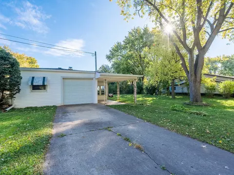 Exterior - 653 Dixon Ave, Elgin, IL 60120 photo 4 of 5