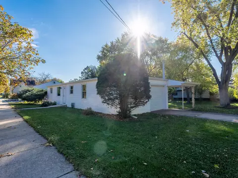 Exterior - 653 Dixon Ave, Elgin, IL 60120 photo 2 of 5