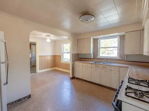 Kitchen - 653 Dixon Ave, Elgin, IL 60120 photo 1 of 2