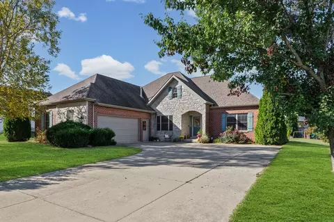 512 Prairie Lane Dr, Monticello, IL 61856
