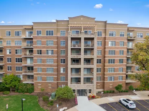 125 Lakeview Dr #313, Bloomingdale, IL 60108
