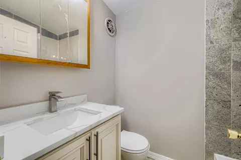 Bath - 2131 Ash St #G, Des Plaines, IL 60018 photo 2 of 3