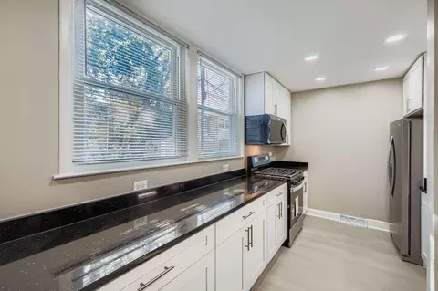 Kitchen - 2131 Ash St #G, Des Plaines, IL 60018 photo 1 of 2
